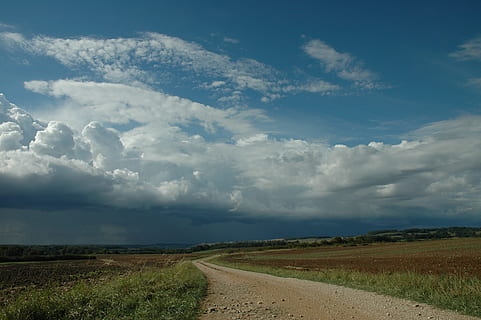 Gewitter, Weg, Wolken, Himmel, Landschaft, Sommer-, Aussicht, szenen, wolke - himmel, Feld, Natur, Straße, Umgebung, Land, der Weg nach vorn, Ruhe, Richtung, Transport, Schönheit in der Natur, ruhige Szene, Schmutz, Szenen - Natur, keine Leute, Schotterstraße, Tag, Nicht-städtische Szene, abnehmende Perspektive, draußen, lange, 2K, CC0, gemeinfrei, lizenzfrei