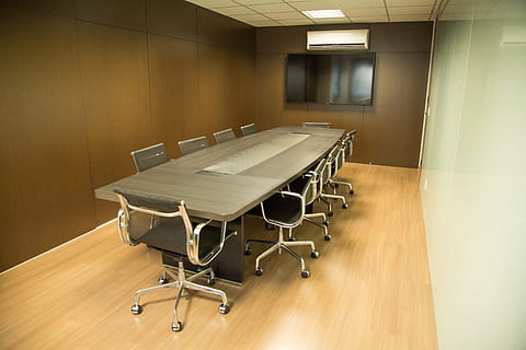 rektangulære, grå, træ-, panel bord, stole, bord, kontorarbejde, indretning, kontor, arbejde, mødelokale, bagage, træ - materiale, indendørs, trægulv, ingen mennesker, musikinstrument, arkitektur, sæde, fravær, tom, stol, uddannelse, gulve, træ, skole, møbel, klasseværelse, murbygningsfunktion, bygget struktur, teknologi, læring, scene, 5K, CC0, offentligt domæne, royaltyfrie