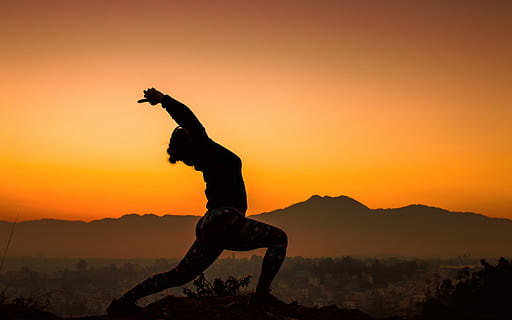 siluetă, persoană, yoga, munţi, distanţă, apus de soare, zori de zi, cu iluminare din spate, seară, amurg, cer, soare, în aer liber, siluetele, natură, vreme buna, călătorie, peisaj, dom, panoramic, acțiune, oameni, yoga pose, stil yoga, bunăstare, o persoana, stil de viata sanatos, relaxare exercițiu, echilibru, exercitarea, flexibilitate, sportiv, culoare portocalie, Munte, vedere laterală, stiluri de viață, putere, lungime totală, brațele ridicate, brațul uman, 5K, CC0, domeniu public, fără drepturi de autor