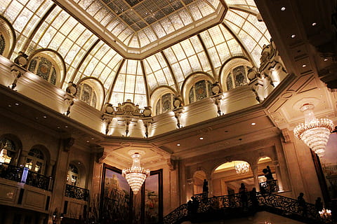un hôtel, continental, plafond, architecture, à l'intérieur, structure construite, illuminé, cambre, faible angle de vue, matériel d'éclairage, le passé, lustre, l'histoire, personne, Destinations de voyage, orné, colonne architecturale, pendaison, bâtiment, musée, lieu de culte, luxe, architecture et art, 2K, CC0, domaine public, libre de droits