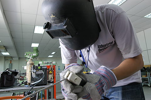la personne, en portant, baguette de soudure, soudeur, soudage, opérateur de soudure, ingénierie, La technologie, industriel, industrie, machinerie, ingénieur, équipement, machine, Occupation, travail, à l'intérieur, protection, adulte, vêtements de travail de protection, une personne, gant de protection, compétence, affaires, Sécurité, masque de protection - vêtements de travail, santé et médecine, Hommes, permanent, se soucier, 2K, CC0, domaine public, libre de droits