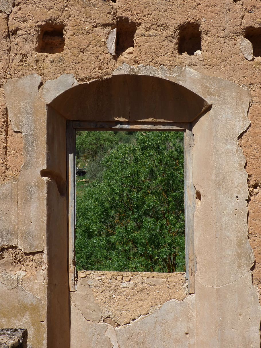 finestra, ruïna, abandonat, finestra trencada, finestra buida, casa abandonada, arquitectura, funció de construcció de parets, vell, casa, estructura construïda, exterior de l'edifici, cap gent, dia, edifici, paret, a l'aire lliure, història, el passat, naturalesa, vista d’angle baix, llum solar, aixafar, resistent, forat, paret de pedra, deteriorament, 2K