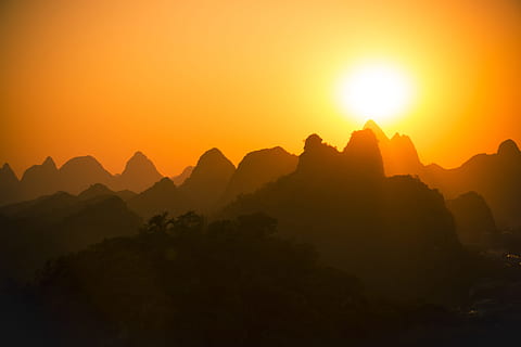 Berg Silhouette Silhouette, golden, Stunde, Berge, Foto, Silhouette, Abendhimmel, Sonnenuntergang, Berg, Gebirge, Sonne, Natur, Asien, Landschaft, Yangshuo, Guilin, szenen, Sonnenaufgang - Morgendämmerung, China - Ostasien, draußen, Karstbildung, Autonome Region Guangxi Zhuang - China, Reise, Hügel, Dämmerung, Himmel, Gipfel, Nebel, Szenen - Natur, Schönheit in der Natur, ruhige Szene, Ruhe, Sonnenlicht, keine Leute, Nicht-städtische Szene, idyllisch, orange Farbe, Umgebung, majestätisch, Linseneffekt, 5K, CC0, gemeinfrei, lizenzfrei
