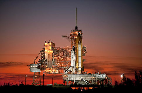 atlantis, Space Shuttle, razzo, lanciare, tampone, sera, notte, trampolino di lancio, tramonto, cielo, nuvole, Florida, capo salvifico, alberi, silhouette, sagome, industria, fabbrica, petrolio, gasolio, combustibile e produzione di energia, industria petrolifera, tecnologia, piattaforma petrolifera, raffineria, energia, olio, gas naturale, inquinamento, architettura, combustibile fossile, natura, struttura costruita, illuminato, esterno dell'edificio, ambiente, tubo - tubo, all'aperto, acciaio, lega, 4K, CC0, dominio pubblico, privo di copyright