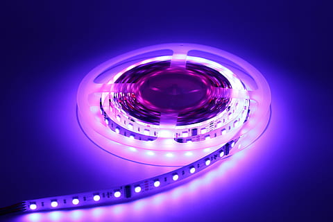 guidato, Ledstrip, nastro, flessibile, Magia, indirizzabile, digitale, pixel, vita notturna, cultura artistica e intrattenimento, musica, in casa, discoteca, illuminato, attrezzatura per l'illuminazione, girato in studio, nessuno, festa - evento sociale, avvicinamento, notte, luce - fenomeno naturale, viola, tecnologia, blu, singolo oggetto, evento, riflessione, cerchio, ballare in discoteca, luci da discoteca, 5K, CC0, dominio pubblico, privo di copyright