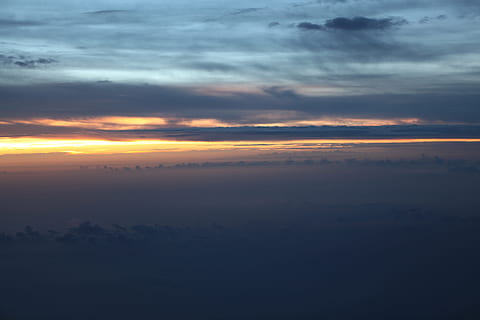 himmel, Sky, sol, glød, solnedgang, i himlen ovenover, fly, hav, rolig scene, ro, natur, skønhed i naturen, sky - himmel, scenics - natur, orange farve, idyllisk, ingen mennesker, miljø, udendørs, landskab, horisont, cloudscape, dramatisk himmel, luftfoto, 5K, CC0, offentligt domæne, royaltyfrie