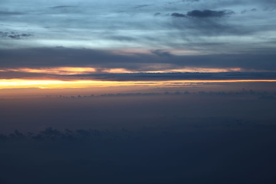 himmel, Sky, sol, glød, solnedgang, i himlen ovenover, fly, hav, rolig scene, ro, natur, skønhed i naturen, sky - himmel, scenics - natur, orange farve, idyllisk, ingen mennesker, miljø, udendørs, landskab, horisont, cloudscape, dramatisk himmel, luftfoto, 5K