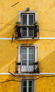 blanco, de madera, puerta, ventana, amarillo, hormigón, edificio, arquitectura, casa, fachada, exterior del edificio, edificio residencial, Europa, antiguo, al aire libre, culturas, balcón, pueblo, estructura construida, escena urbana, calle, nadie, Distrito residencial, pared - característica de la construcción, vista de ángulo bajo, día, naturaleza, planta, equipo de iluminación, obturador, flor, 4K, CC0, dominio público, libre de derechos