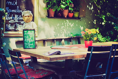 jídelní stůl, menu desky, květ, horní, zelená, tabule, hnědý, stůl, restaurace, kavárna, Jídelní lístek, židle, časopis, Evropa, jídlo, patio, mimo, večeře, venkovní, uvolněný, líný, sedadlo, rostlina, nikdo, nábytek, absence, dřevo - materiál, Příroda, prázdný, zastoupení, den, hrnkové rostliny, tvořivost, lidské zastoupení, umění a řemesla, venku, nastavení, 1080P, CC0, veřejná doména, bez autorských práv