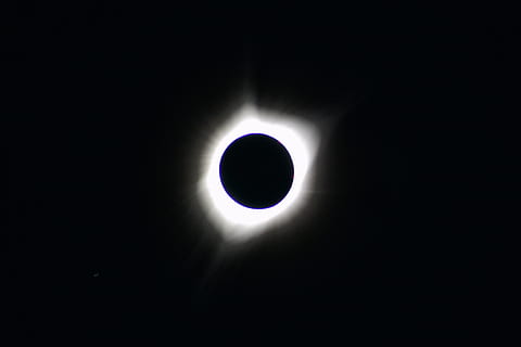 eclipse illustration, solar eclipse, eclipse, sun, total, moon, science, shadow, sunlight, dark, lunar, event, phenomenon, circle, solar, astronomy, nature, corona, ring, black, sky, white, flare, totality, wyoming, summer, light, zoom, cold, amazing, star, space, night, natural phenomenon, planet - space, no people, black color, star - space, beauty in nature, geometric shape, outdoors, black background, moonlight, 2K, CC0, public domain, royalty free