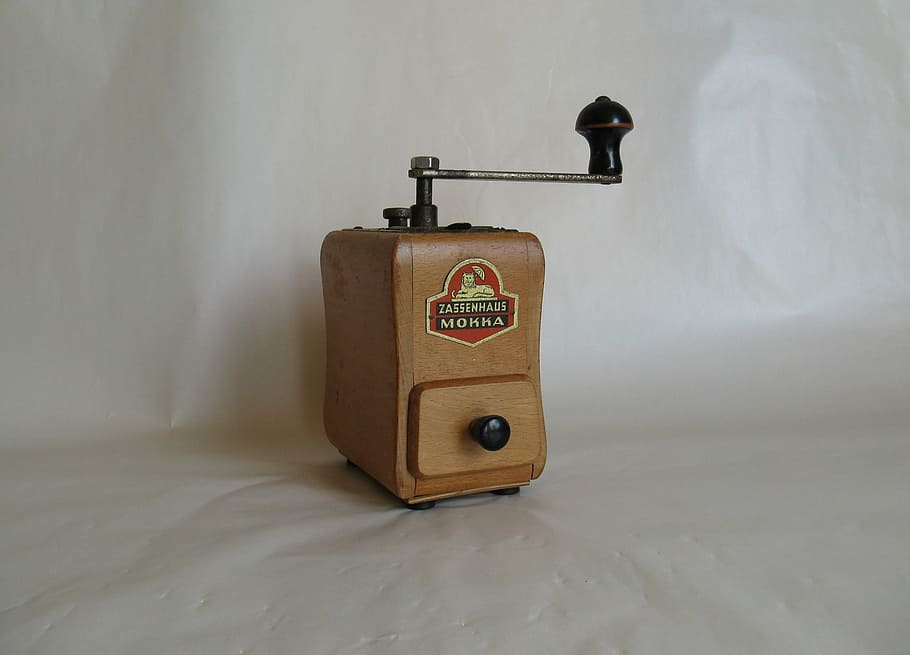 macinino, macinare, vecchio, mulino, nostalgia, vecchio, mulino, storicamente, antico, manualmente, manovella, vicino, fagiolo, Marrone, aroma, arrostito, legna, ferro, retrò, Vintage ▾, passato, collettore, raccogliere, collezione, mercato delle pulci, moca, caffè, vecchio stile, valigia, nessuno, in casa, giorno, avvicinamento, caratteristica della parete, singolo oggetto, bagaglio, comunicazione, viaggio, assenza, sicurezza, testo, tecnologia, architettura, bagno, struttura costruita, 2K