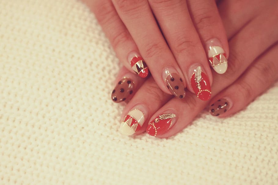 kobieta, mieszany, sztuki paznokci, gwóźdź, sztuka, manicure, paznokieć, kobiety, ludzka ręka, biżuteria, pierścień, moda, piękno, zbliżenie, ludzki palec, Produkt kosmetyczny, czerwony, ludzie, lakier do paznokci, piękny, elegancja, luksus, przepych, część ludzkiego ciała, wewnątrz, malowanie paznokci, dłoń, Sztuka zdobienia paznokci, jedna osoba, część ciała, palec, dorosły, kreatywność, prawdziwi ludzie, styl życia, śliczna kobieta, 1080P