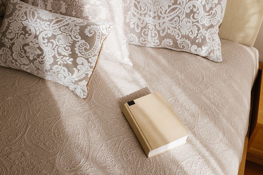 prenota sul letto, libro, letto, oggetti, in casa, confortevole, divano, interno di casa, lusso, cuscino, eleganza, Camera da letto, stanza domestica, nessuno, Camera d'albergo, Hotel, mobilia, arredamento, celebrazione, vista dall'alto, tessile, modello, vita domestica, stili di vita, Colore bianco, rilassamento, biancheria, accogliente, motivo floreale, 4K