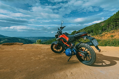 fotografia, arancia, nero, moto sportiva, scogliera, avventura, bicicletta, nuvole, ambiente, caschi, paesaggio, tempo libero, targa, motocicletta, motociclo, natura, all'aperto, parcheggiata, ricreazione, sabbia, ombra, cielo, suolo, sistema di trasporto, viaggio, alberi, vacanza, veicolo, ruote, montagna, modo di trasporto, mezzi di trasporto, veicolo terrestre, nuvola - cielo, scenics - natura, giorno, bellezza nella natura, casco, scena non urbana, terra, stazionario, persone reali, catena montuosa, equitazione, 5K, CC0, dominio pubblico, privo di copyright