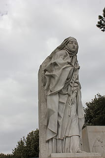 estàtua, expressió, marbre, un, personatge, pedra, Roma, Itàlia, escultura, núvol - cel, art i artesania, vista d’angle baix, cel, representació humana, representació, semblança masculina, cap gent, dia, arbre, naturalesa, creativitat, artesania, semblança femenina, planta, religió, memorial, a l'aire lliure, 5K, CC0, domini públic, lliure de regalies