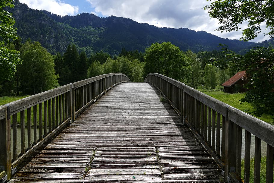grå, bro, inden for, bjergkæde, web, boardwalk, bjerg, alpine, natur, væk, vand, flod, landskab, idyllisk, romantisk, sti, træ, eng, idyl, vandretur, humør, gå, vandring, forbindelse, plante, rækværk, vejen frem, bro - menneskeskabt struktur, retning, arkitektur, Skov, bygget struktur, rolig scene, skønhed i naturen, ro, gangbro, sky - himmel, ingen mennesker, scenics - natur, faldende perspektiv, udendørs, 5K