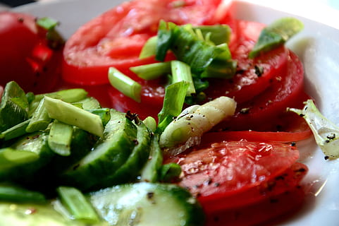 fotografía macro, rebanado, los tomates, pepinos, cocina, vegetales, comiendo, arrabio, ensalada, comida sana, verde, comer, naturaleza, un vegetal, sabroso, vitaminas, comida, de cerca, comida y bebida, vegetal, alimentación saludable, frescura, bienestar, tomate, rojo, plato, Fruta, adentro, enfoque selectivo, listo para comer, nadie, pimienta, color verde, naturaleza muerta, vajilla, Cortado, cena, 5K, CC0, dominio público, libre de derechos