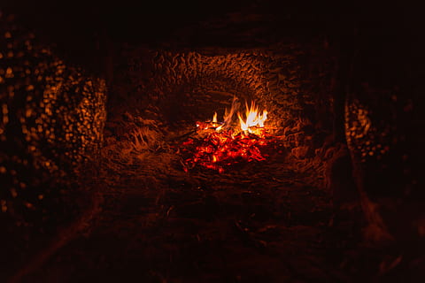 pozzo del fuoco, grotta, falò all'interno della grotta, fuoco, brace, carbone, fossa, fiamma, ardente, calore - temperatura, fuoco - fenomeno naturale, notte, natura, ceppo, legna, raggiante, legna da ardere, movimento, colore arancione, legno - materiale, buio, nessuno, all'aperto, ambiente, falò, 5K, CC0, dominio pubblico, privo di copyright