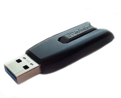 memoria USB, memoria del ordenador, USB, computadora, memoria, electrónica, tarjeta de memoria, conexión, barra de datos, piso, medio de almacenamiento, movilidad, Almacén de datos, datos, solo objeto, comunicación, tecnología, comunicaciones globales, Fondo blanco, tecnología inalámbrica, foto de estudio, adentro, separar, de cerca, nadie, texto, copia espacio, cable USB, equipo de computadora, de color negro, escritura occidental, naturaleza muerta, presionar el botón, equipo eléctrico, 2K, CC0, dominio público, libre de derechos