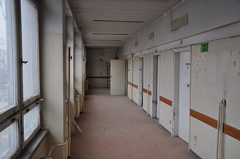 koridorius, pastatas, sienos, sandėlis, gamykla, industrija, patalpose, nėra žmonių, durys, kalėjimas, ligoninėje, architektūra, pasažas, įėjimas, nebuvimas, tuščia, saugumą, pastatyta struktūra, grindys, kelias pirmyn, atviras, apsauga, viršutinė riba, bausmė, uždaryta, 4K, CC0, Viešasis domenas, nemokamai
