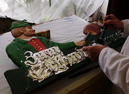 recobriment de plata, fulla de plata, pintor de guions, part del cos humà, mà humana, militar, gent, a l'interior, cerimònia, paper, taula, Finances, persones reals, celebració, activitat d'oci, mà, publicació, homes, estils de vida, llibre, activitat, dues persones, cultura i entreteniment artístic, narcòtics, 1080P, CC0, domini públic, lliure de regalies