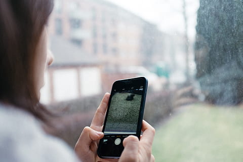 pengambilan, video, iphone, gaya hidup, benda, perempuan, telepon genggam, satu orang, di luar rumah, memegang, teknologi, orang-orang, telepon, dewasa, ponsel pintar, etnis kaukasia, komunikasi, pesan teks, teknologi nirkabel, anak muda, sentuhan, hari, hanya untuk orang dewasa, tertembak di kepala, hanya wanita, perangkat informasi portabel, koneksi, potret, aktivitas, tampilan belakang, atas tampilan bahu, hujan, 4K, CC0, domain publik, bebas royalti
