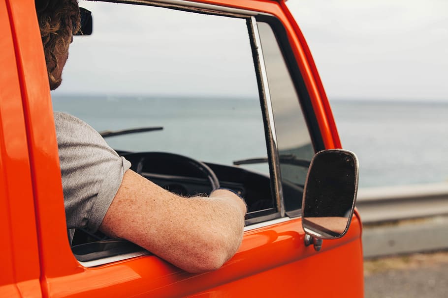 van, muž, přeprava, Řidič, dodávka, mužský, Červené, auto, dopravy, moře, okno, způsob dopravy, voda, jedna osoba, pozemního vozidla, Příroda, motorové vozidlo, část lidského těla, den, námořní plavidlo, zaměřit se na popředí, nebe, dospělý, životního stylu, ruka, venku, 5K