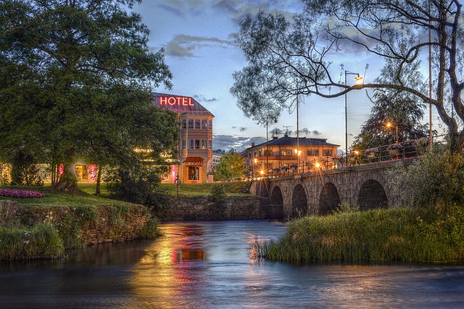 ciutat, alba, paisatge, posta de sol, arquitectura, pont, edificis, llums de la ciutat, núvols, centre de la ciutat, vespre, tarda, hotel, llac, fanal, llums, exposició llarga, a l'aire lliure, parc, reflexió, riu, signe, suècia, turisme, viatjar, arbres, aigua, estructura construïda, arbre, exterior de l'edifici, planta, naturalesa, connexió, pont - estructura feta per l'home, il·luminat, cel, edifici, davant del mar, cap gent, transport, pont d’arc, 2K