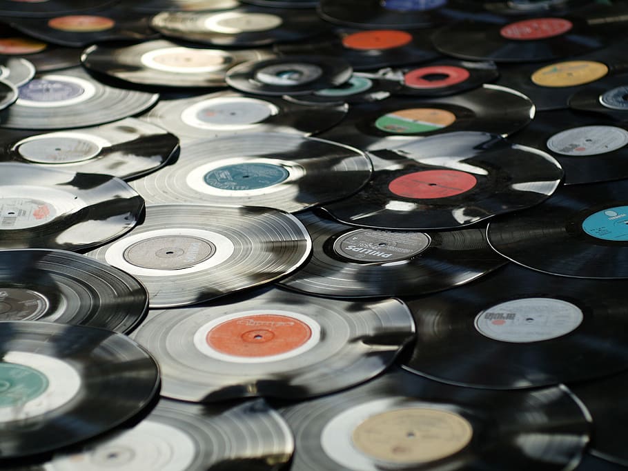 assortit, lot de disc de vinil, baquelita, retro, plàstic, vell, negre, música, disc, registre, jugar, so, mitjans de comunicació, sintonitzar, tècnica, àudio, pista, àlbum, textura, marc complet, fons, a l'interior, cercle, gran grup d'objectes, cap gent, forma, forma geomètrica, primer pla, enfocament selectiu, natura morta, elecció, vista d’angle alt, variació, disseny, tecnologia, multicolor, abundància, metall, indústria, 2K