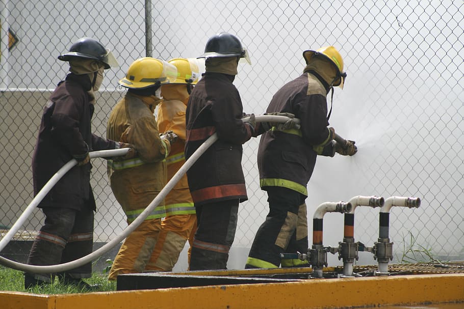 foc, brigades, mànega, salvació, grup de persones, protecció, casc, barreteria, persones reals, roba, seguretat, de peu, dia, ocupació, longitud completa, bomber, gent, naturalesa, homes, treball, grup mitjà de persones, a l'aire lliure, uniforme, mànega d'incendis, treballador de rescat, 4K