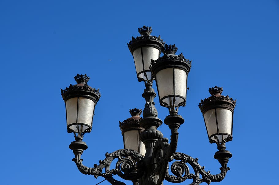 llanterna, vell, llum, històricament, fanal, antiga llanterna, enllumenat públic, barri antic, blau, tecnologia, vista d’angle baix, cel, cel clar, llum del carrer, equips d’il·luminació, carrer, naturalesa, cap gent, llum de gas, dia, metall, llum elèctrica, a l'aire lliure, estil retro, antiguitat, electricitat, ferro forjat, ornamentat, 4K