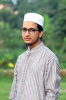 kajol, Elektrotechnik, elektrisch, Ingenieurwesen, gestreift, Brille, Nur ein Mann, Nur Männer, nur für Erwachsene, Nur ein junger Mann, eine Person, junger Erwachsener, Porträt, Fokus auf den Vordergrund, Stehen, echte Menschen, junge Männer, Tag, Legere Kleidung, Taille hoch, Kamera betrachten, Freizeitbeschäftigung, Deckel, Vorderansicht, Lebensstile, draußen, 1080P, CC0, gemeinfrei, lizenzfrei