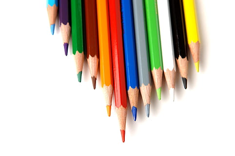 nærbilde, bilde, assorted-farge blyant parti, blyant, fargestift, skarp, utdanning, regnbue, multi farget, variasjon, valg, kunst og Håndverk, hvit bakgrunn, fargeblyant, studio skudd, skrive instrument, på rad, ingen folk, stilleben, innendørs, stor gruppe gjenstander, side ved side, kreativitet, håndverket, samling, kunst og håndverk utstyr, 4K, CC0, offentlig domene, opphavsrett gratis