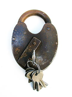 castel, chei, închide, fiabilitate, interzice, metal, fundal alb, Securitate, Siguranță, protecţie, studio shot, a închide, blocare, nici o persoana, un singur obiect, elimina, cheie, vechi, în interior, natură moartă, gaură cheii, lacăt, ruginit, lanţ, antic, sigur, accesoriu personal, 1080P, CC0, domeniu public, fără drepturi de autor