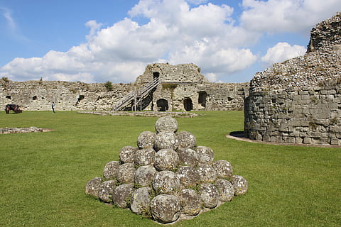 castello, architettura, vecchio, antico, città, pietra, viaggio, costruzione, storico, storia, punto di riferimento, parete, castello di Pevensey, Inghilterra, Gran Bretagna, Britannico, medievale, Pevensey, struttura costruita, il passato, cielo, vecchia rovina, natura, esterno dell'edificio, nuvola - cielo, giorno, antica civiltà, destinazioni di viaggio, nessuno, erba, turismo, solido, rovinato, materiale lapideo, all'aperto, archeologia, muro di pietra, abbazia, storia antica, 5K, CC0, dominio pubblico, privo di copyright