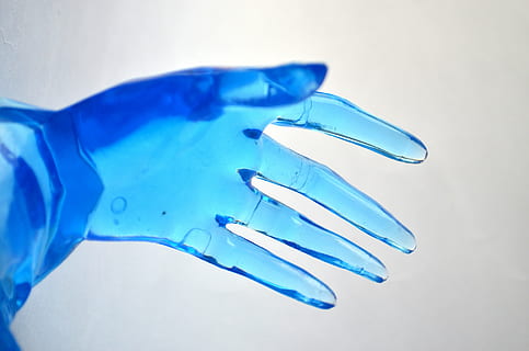 Hand, Kunststoff, Modell-, Blau, Finger, Nahansicht, drinnen, Studioaufnahme, keine Leute, glänzend, Wasser, Fisch, Gesundheitswesen und Medizin, Tinte, Tier, Kunst und Handwerk, Kreativität, einzelnes Objekt, weißer Hintergrund, Augenmaske, Wissenschaft, 4K, CC0, gemeinfrei, lizenzfrei
