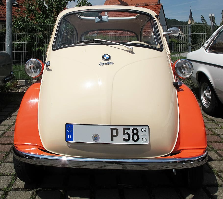 oldtimer, bmw isetta, isetta, bmw, article de col·leccionista, clàssic, nostàlgia, automoció, cotxe, oldi, vehicle, cotxe antic, passat, automàtic, pkw, vell, culte, cotxe petit, dos places, veterà, manera de transport, transport, automòbil, vehicle terrestre, dia, nombre, text, cap gent, estacionari, estil retro, a l'aire lliure, cotxe d'època, comunicació, carretera, primer pla, signe, guió occidental, naturalesa, 2K