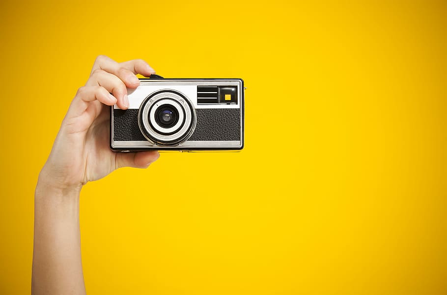 p h, o, GR, p h e r, persona, celebració, negre, gris, càmera, groc, fons, mà, vell, vintage, mà humana, part del cos humà, una persona, càmera - equip fotogràfic, tecnologia, temes de fotografia, tir de l'estudi, fotografiar, fons de colors, estil retro, activitat, còpia espai, a l'interior, adult, primer pla, fons groc, càmera digital, rodatge, 5K