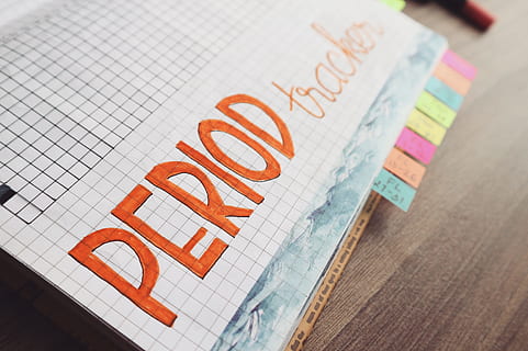 periode trackers, skriftlig, grafisk notebook, præstation, sløring, tæt på, data, breve, papirer, papirarbejde, træbord, skrivning, forretning, papir, betalingsmiddel, indendørs, finansiere, papirvaluta, tekst, ingen mennesker, rigdom, stilleben, høj vinkel visning, studio skud, vestlige script, opsparing, nummer, investering, betale, uddannelse, økonomi, 4K, CC0, offentligt domæne, royaltyfrie