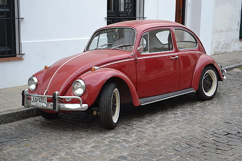 vw beetle, auto, classico, vecchi tempi, vecchio stile, vecchio, in stile retrò, macchina vintage, antico, obsoleto, veicolo terrestre, mezzi di trasporto, rosso, strada, veicolo a motore, modo di trasporto, città, giorno, architettura, struttura costruita, esterno dell'edificio, nessuno, all'aperto, auto da collezione, stazionario, ruota, 4K, CC0, dominio pubblico, privo di copyright