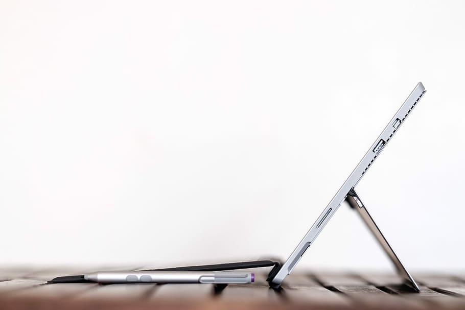 styluspen, foran, bordcomputer, sidebillede, grå, tablet computer, hvid, baggrund, teknologi, tablet, bord, computer, pen, stå, arbejdsområde, side skud, notesbog, sølv, Elektronisk apparat, skrivebord, tynd, meddelelse, kopiere plads, hvid baggrund, indendørs, ingen mennesker, studio skud, stilleben, metal, tæt på, skarp, enkelt objekt, forberedelse, nøjagtighed, kontor, blank, skriveinstrument, to objekter, fyldepen, sølvfarvet, 4K