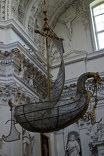 Litauen, Tempel, das Schiff, Kunst und Handwerk, drinnen, die Architektur, gebaute Struktur, keine Leute, Flachwinkelansicht, Design, Kreativität, Tag, Geländer, Darstellung, Muster, Kunst, Treppe, Metall, Decke, Gebäude, Fenster, Lichtanlage, aufwendig, Luxus, 4K, CC0, gemeinfrei, lizenzfrei