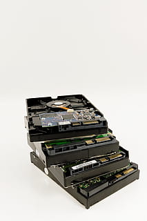 muisti, tallennusväline, kovalevy, hdd, tekniikka, digitaalinen, tietokone, jäljittää, SMD, siru, puolijohde, pii, elektroniikka, elektroniker, studio ammuttu, valkoinen tausta, sisällä, asetelma, kopiointitila, leikata, ei ihmisiä, lähikuva, pino, suuri joukko esineitä, retro-tyylinen, nostalgia, valokuvauksen teemat, korkea kulma, yksi kohde, yltäkylläisyys, vanhentunut, harmaa, 2K, CC0, public domain, rojaltivapaa