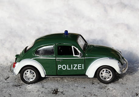 Modellauto, Auto, vw, Oldtimer, Modell-, Fahrzeuge, Käfer, Polizei, Schnee, Transport, altmodisch, Tag, draußen, Transportmittel, Kraftfahrzeug, Landfahrzeug, keine Leute, Retro-Stil, Text, Stadt, alt, Natur, Kommunikation, Unfälle und Katastrophen, Nummer, Sicherheit, 2K, CC0, gemeinfrei, lizenzfrei