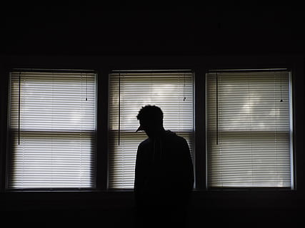 Mann, Stehen, vor, Fensterrollos, Silhouette, Person, neben, Weiß, Innerhalb, Zimmer, Vorderseite, blind, Schatten, Fenster, allein, Menschen, Männer, schwarze Farbe, eine Person, Frau, dunkel, Einsamkeit, Jalousie, Verschluss, Depression - Traurigkeit, drinnen, echte Menschen, Lebensstile, Wohngebäude, suchen, Wohnraum, Taille hoch, Freizeitbeschäftigung, Dreiviertel Länge, Erwachsene, Blick durchs Fenster, Betrachtung, 4K, CC0, gemeinfrei, lizenzfrei