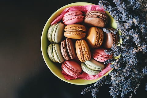 macarons en un bol, verd, bol, macarrons, bol verd, menjar, berenar, primer pla, postres, gourmet, marró, menjar dolç, cookie, fons, frescor, directament a sobre, menjar i beguda, variació, cap gent, indulgència, macarró, natura morta, menjar poc saludable, a l'interior, llest per menjar, dolç, multicolor, al forn, elecció, temptació, menjar francès, 5K, CC0, domini públic, lliure de regalies