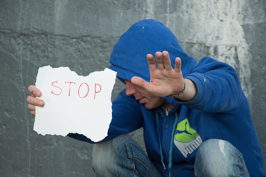 Stop, fundal alb, aștepta, vicios, om, Voltaj, stres, pe strada, sumbru, trist, Rusia, Moscova, o persoana, tristeţe, text, adult, emoţie, deținere, comunicare, depresie - tristețe, western script, probleme sociale, hârtie, disperare, bărbați, arhitectură, semn, mână, fața confuză, inutilitate, şomaj, 5K