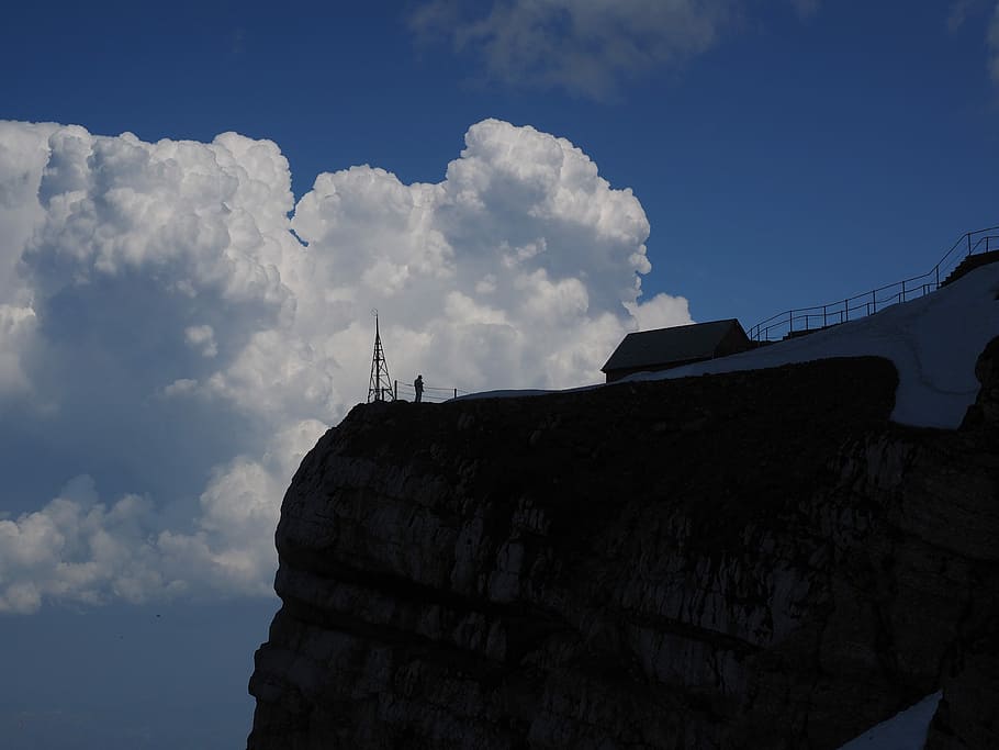 säntis, punt de vista, núvols, Cúmulus, línia de turbulències, amenaçador, força de la natura, zona de la cimera, vista, Alps suisses, appenzell, alpstein, regió d'Alpstein, núvol - cel, cel, arquitectura, a l'aire lliure, dia, cap gent, estructura construïda, vista d’angle baix, naturalesa, exterior de l'edifici, edifici, viatjar, secció alta, indústria, industria de la construcció, història, torre, llum solar, sòlid, el passat, alçada, 4K