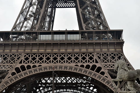 Paris, construi, turnul Eiffel, arhitectură, construită, vedere unghiulară joasă, turn, oraș, Inginerie, destinații de călătorie, trecutul, metal, istorie, călătorie, arc, turism, cer, zi, caracteristică arhitecturală, pod, pod - om construit, în aer liber, fier, fier - metal, podul arcului, 4K, CC0, domeniu public, fără drepturi de autor
