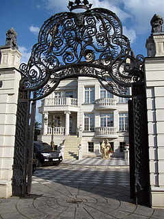 Casa, architettura, cancello, storia, esterno dell'edificio, struttura costruita, lusso, ornato, costruzione, Entrata, giorno, porta, nessuno, arte e artigianato, città, destinazioni di viaggio, pavimentazione, all'aperto, strada, piastrella, design, credenza, arco, pavimento piastrellato, colonna architettonica, 2K, CC0, dominio pubblico, privo di copyright